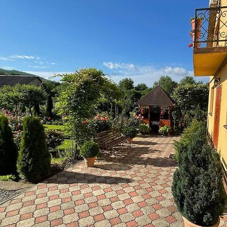 Квітковий Двір Golubinoye Exteriér fotografie