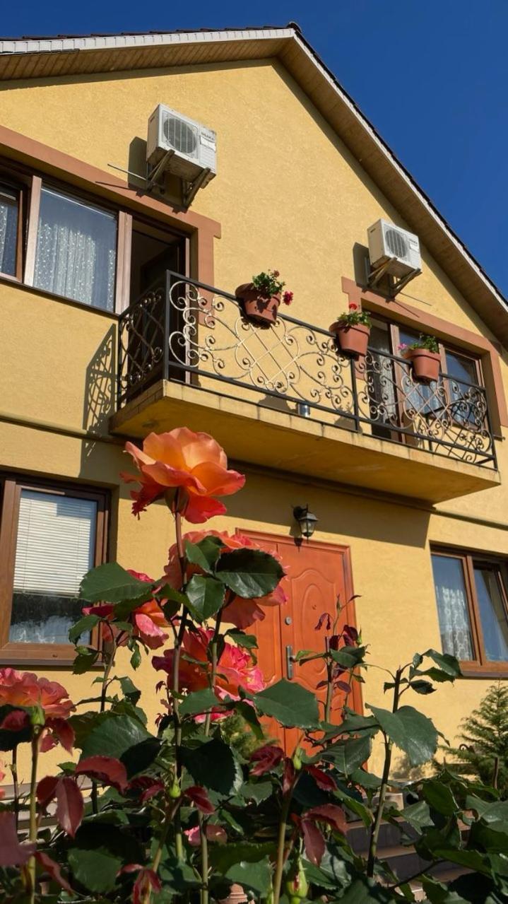 Квітковий Двір Golubinoye Exteriér fotografie