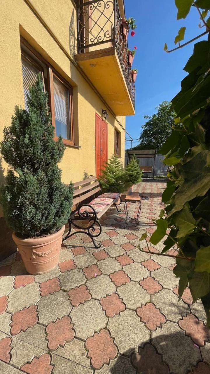 Квітковий Двір Golubinoye Exteriér fotografie