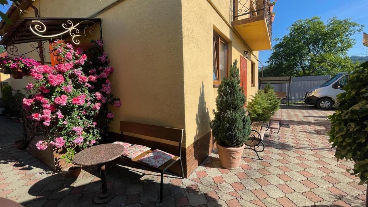 Квітковий Двір Golubinoye Exteriér fotografie