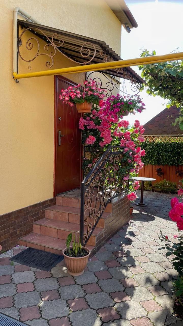 Квітковий Двір Golubinoye Exteriér fotografie