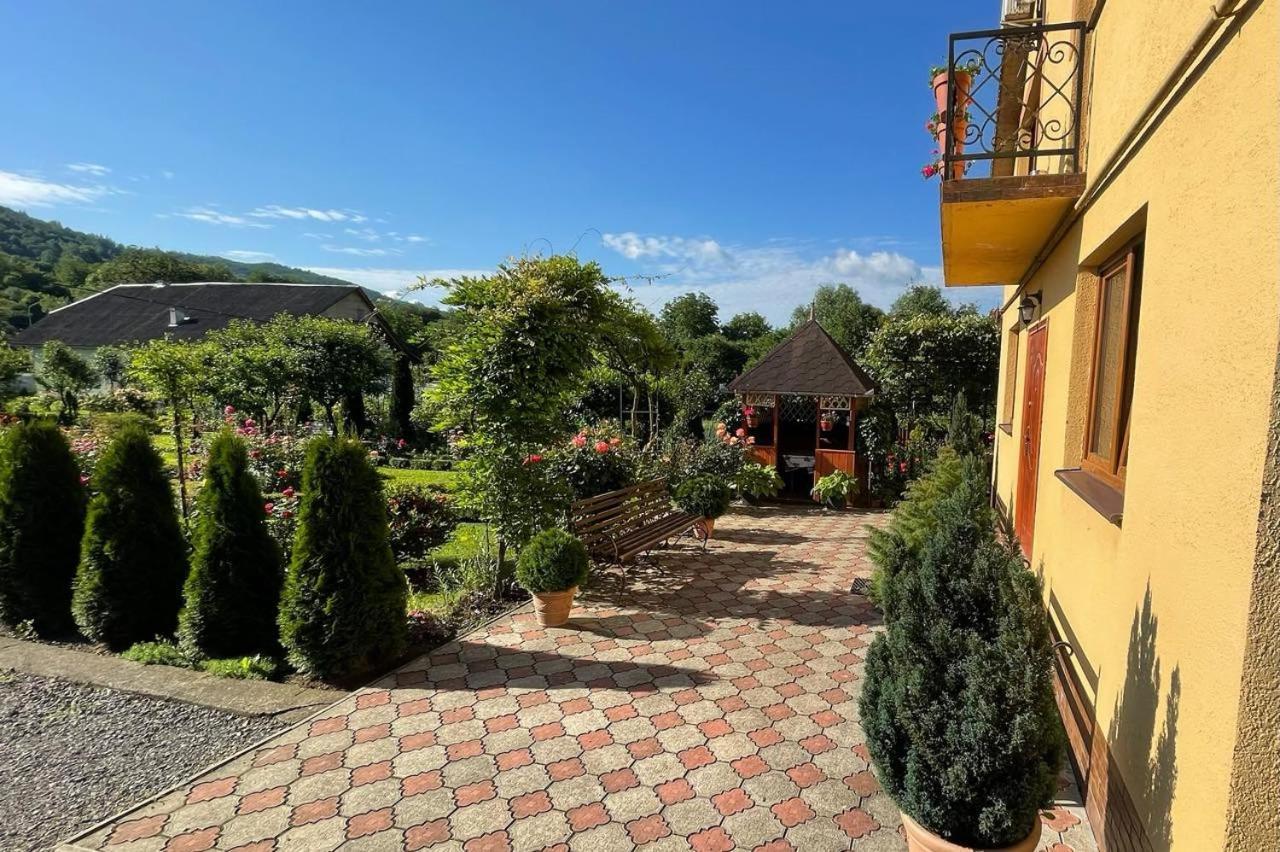 Квітковий Двір Golubinoye Exteriér fotografie