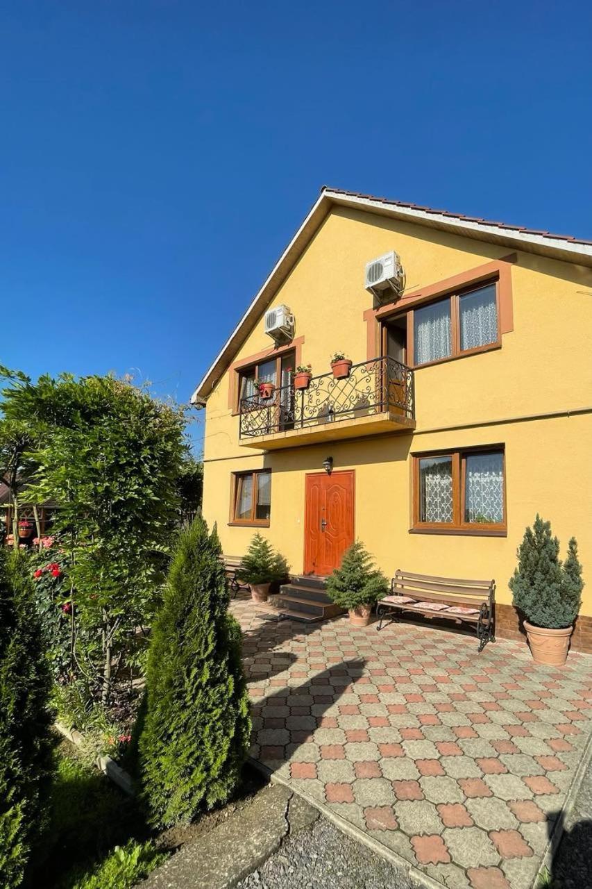 Квітковий Двір Golubinoye Exteriér fotografie