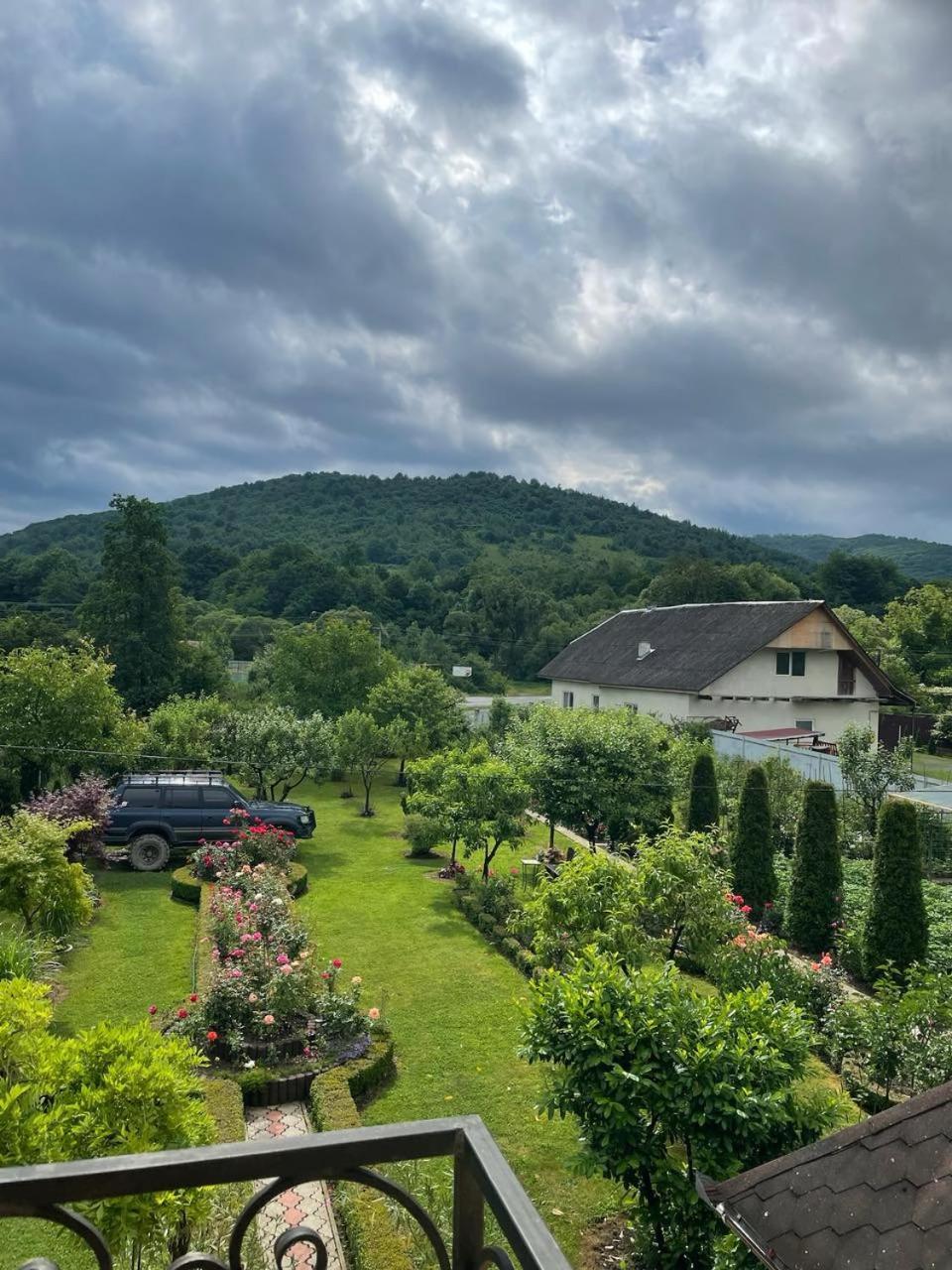 Квітковий Двір Golubinoye Exteriér fotografie