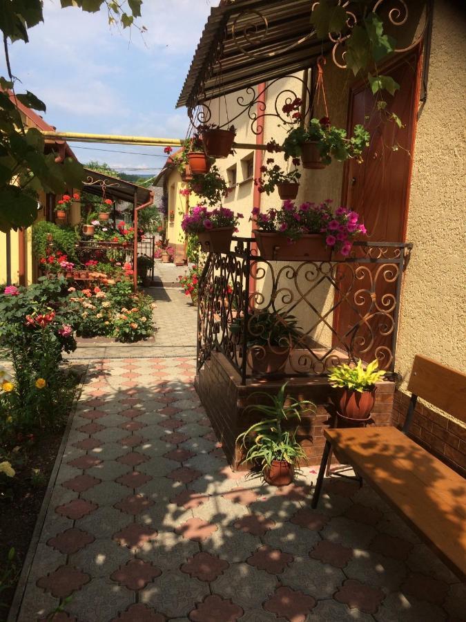Квітковий Двір Golubinoye Exteriér fotografie